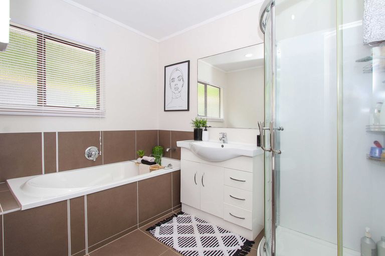 Photo of property in 1/27 Sovereign Place, Glenfield, Auckland, 0629