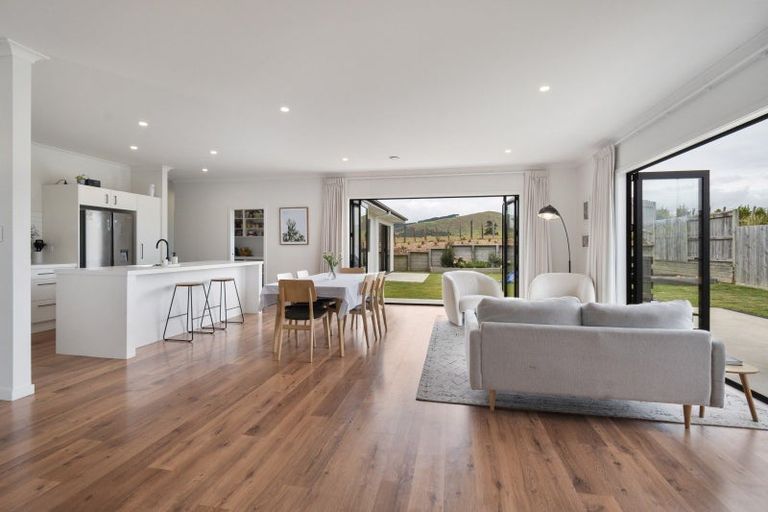 Photo of property in 18 Atlantic Drive, Fitzherbert, Palmerston North, 4410