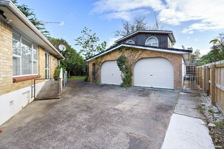 Photo of property in 15 Sutton Crescent, Papatoetoe, Auckland, 2025