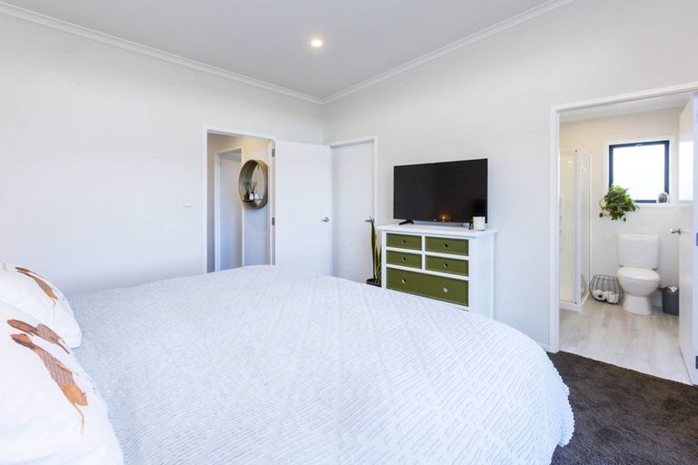 Photo of property in 51 Percy Kinsman Crescent, Riverstone Terraces, Upper Hutt, 5018