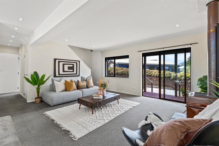 Photo of property in 9 Larch Court, Kelvin Heights, Queenstown, 9300