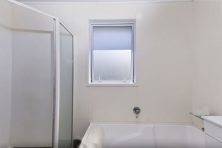 Photo of property in 8 John Dee Crescent, Red Beach, 0932