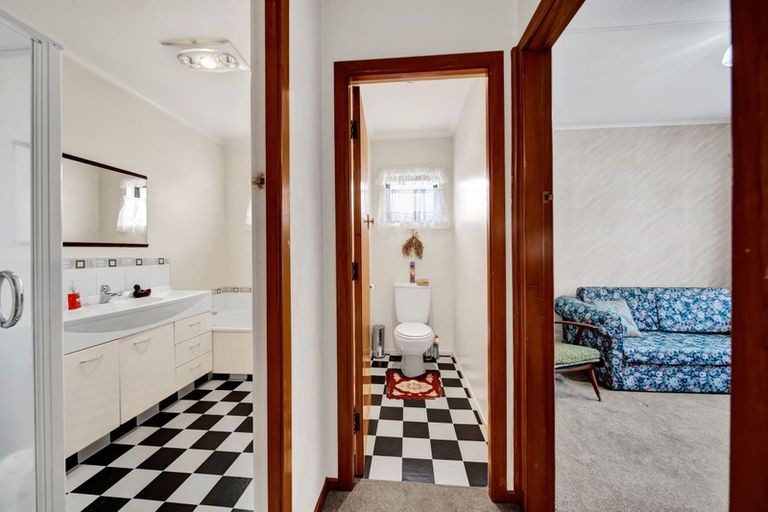 Photo of property in 32 Beaumont Crescent, Frankleigh Park, New Plymouth, 4310