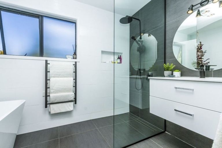 Photo of property in 1/28 Capilano Place, Glenfield, Auckland, 0629