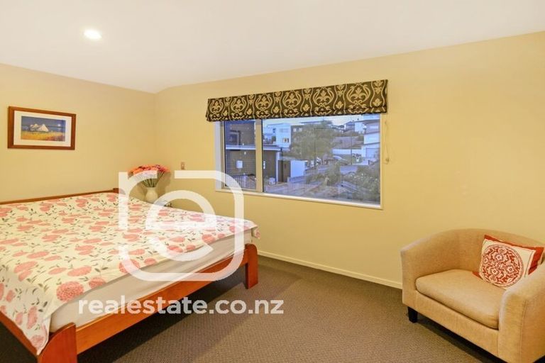 Photo of property in 16 Lakeridge Close, Northcross, Auckland, 0632