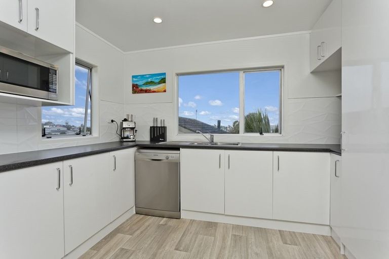 Photo of property in 1/28 Glen Vista Place, Bayview, Auckland, 0629