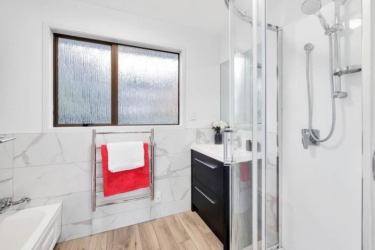 Photo of property in 4 St Catherine Crescent, West Harbour, Auckland, 0618