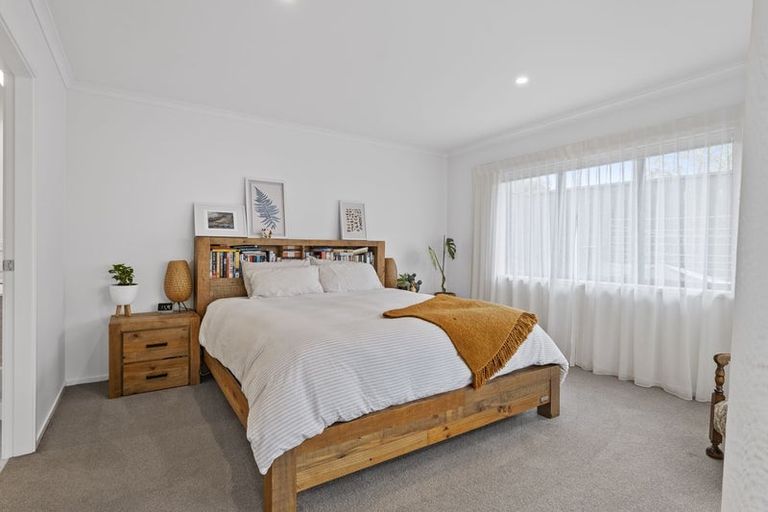 Photo of property in 8 Oakmont Crescent, Waiwhakaiho, New Plymouth, 4312