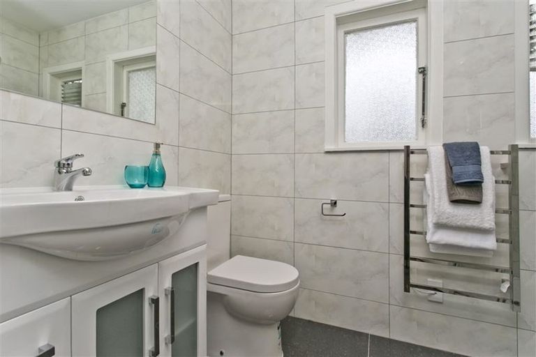 Photo of property in 24 Reid Road, New Lynn, Auckland, 0600