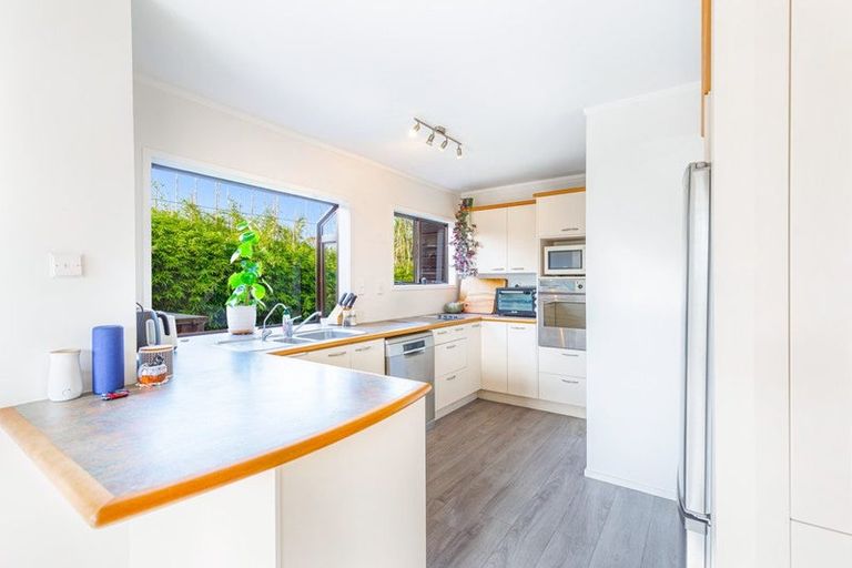 Photo of property in 9 Seagrove Road, West Harbour, Auckland, 0618