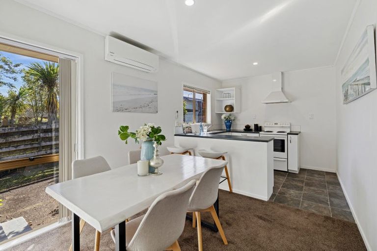 Photo of property in 4/236 Te Atatu Road, Te Atatu South, Auckland, 0610