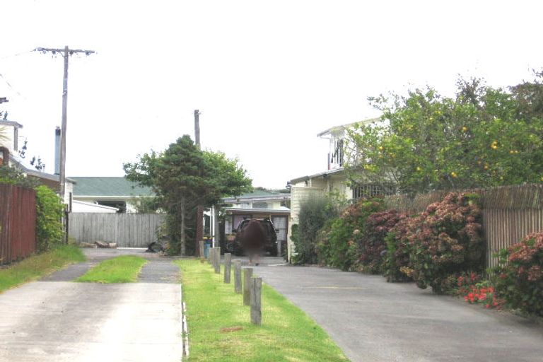 Photo of property in 2/40 Tramway Road, Beach Haven, Auckland, 0626