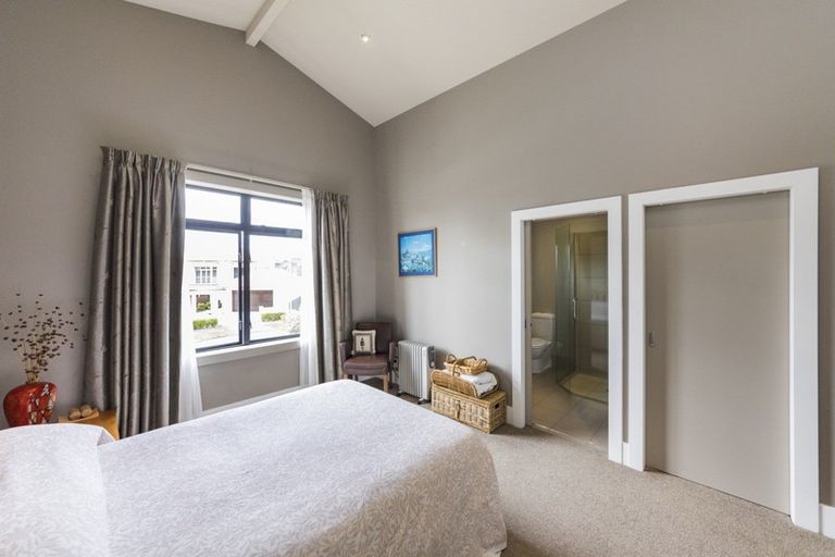 Photo of property in 8 Fairway Grove, Hokowhitu, Palmerston North, 4410