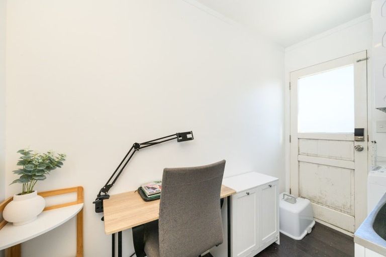 Photo of property in 10 Gladys Place, Kelvin Grove, Palmerston North, 4414