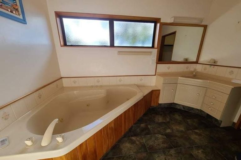 Photo of property in 8 Argyle Place, Highlands Park, New Plymouth, 4312