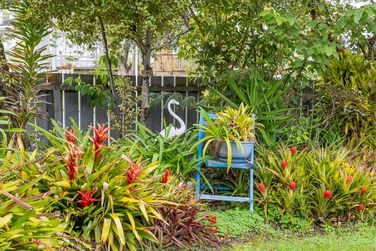 Photo of property in 35 Castleford Street, Green Bay, Auckland, 0604