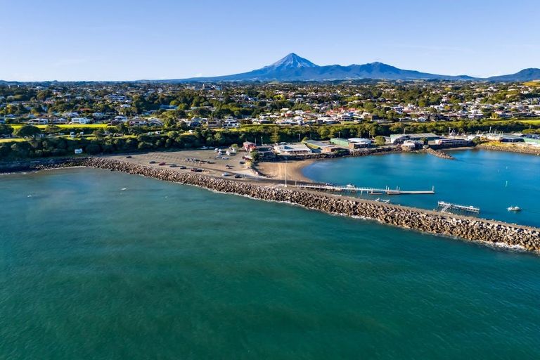 Photo of property in 38 Birdwood Avenue, Moturoa, New Plymouth, 4310