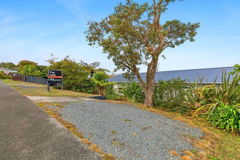 Photo of property in 17 Omapere Street, Whitby, Porirua, 5024