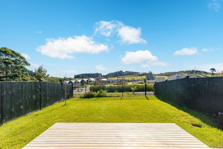 Photo of property in 8 Paparahi Place, Wainui, 0992