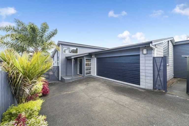 Photo of property in 94 Lake Panorama Drive, Henderson Valley, Auckland, 0612