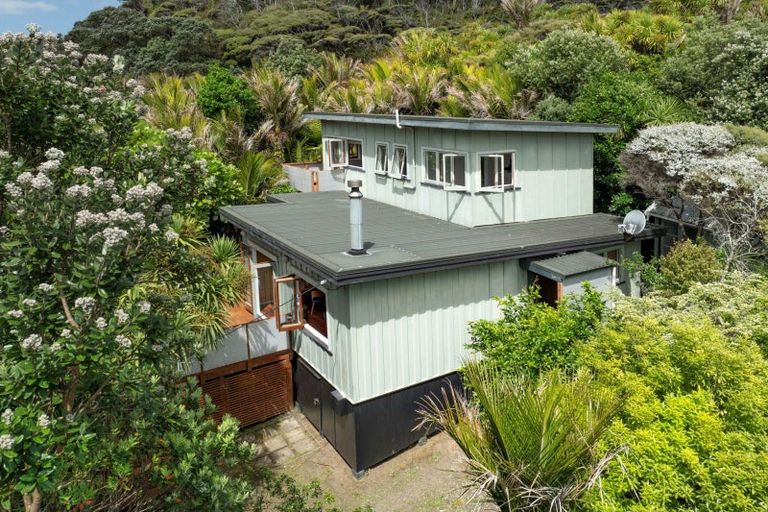 Photo of property in 33 Glenesk Road, Piha, New Lynn, 0772
