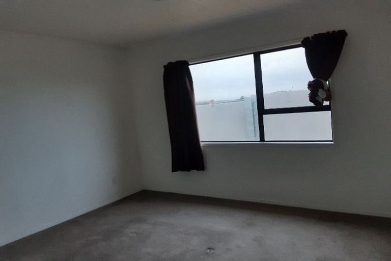 Photo of property in 2/7 Barbados Drive, Unsworth Heights, Auckland, 0632