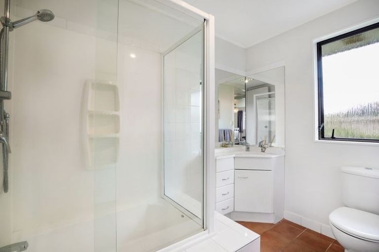 Photo of property in 2/93 Clevedon Road, Papakura, 2110