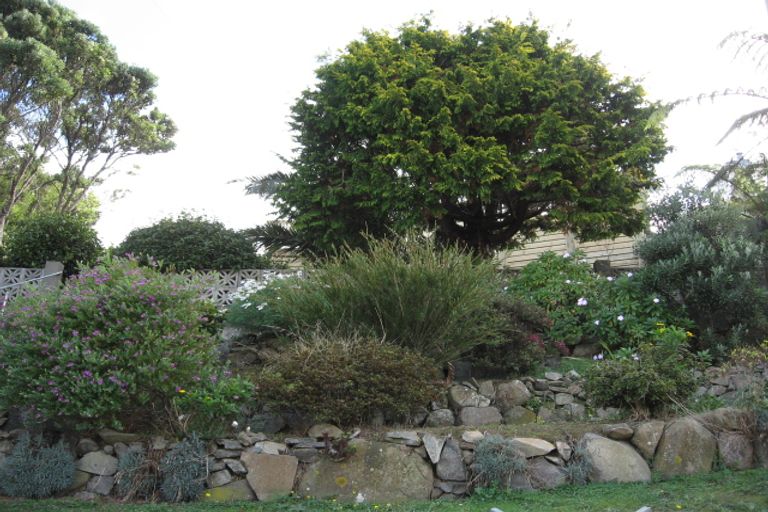 Photo of property in 74 Ruskin Road, Newlands, Wellington, 6037