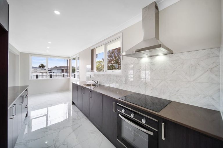 Photo of property in 4 Convair Crescent, Mangere, Auckland, 2022