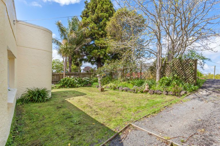 Photo of property in 14 Eastglen Road, Glen Eden, Auckland, 0602