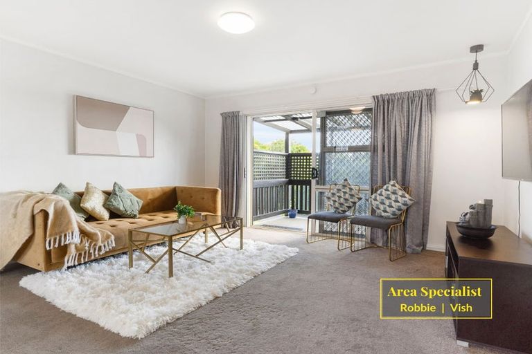 Photo of property in 2/94 Lynwood Road, New Lynn, Auckland, 0600