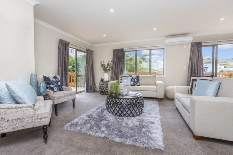 Photo of property in 5 Mcewen Crescent, Riverstone Terraces, Upper Hutt, 5018