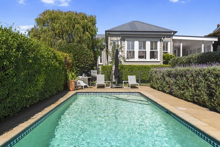 Photo of property in 77 Hinemoa Street, Birkenhead, Auckland, 0626