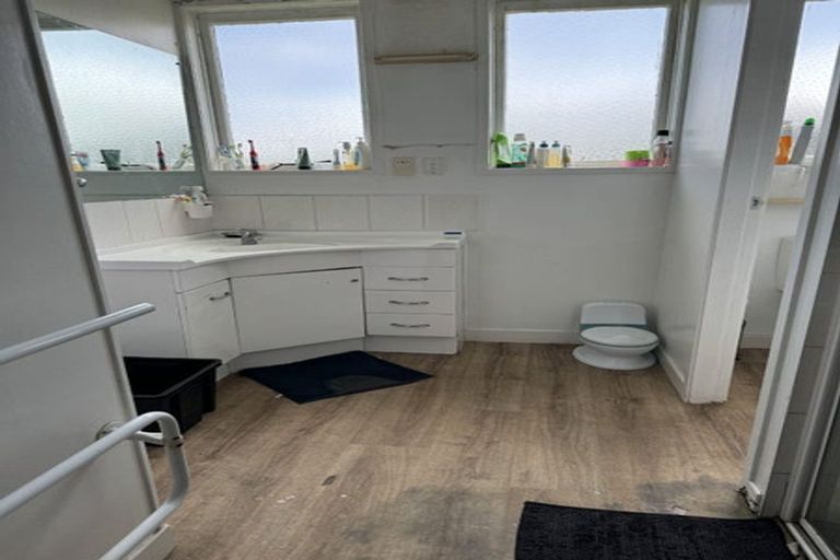 Photo of property in 17 Edgeworth Road, Glenfield, Auckland, 0629