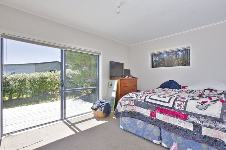 Photo of property in 36 Roberts Road, Matakatia, Whangaparaoa, 0930