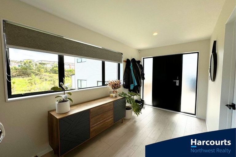 Photo of property in 10 Mahinga Place, Massey, Auckland, 0614