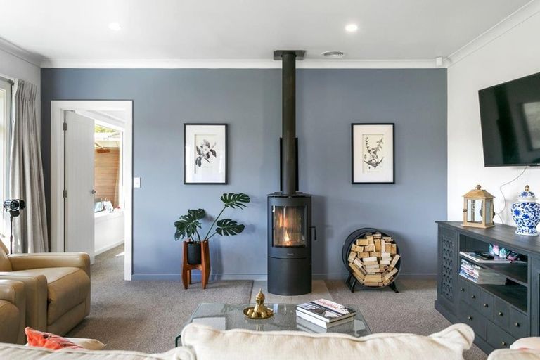 Photo of property in 98 Loch Views Road, Acacia Bay, Taupo, 3385