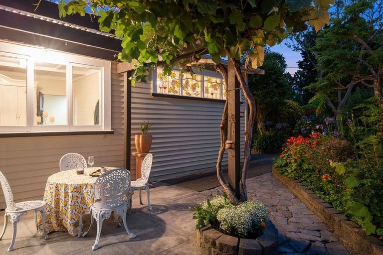 Photo of property in 723 Waitakere Road, Kumeu, 0891