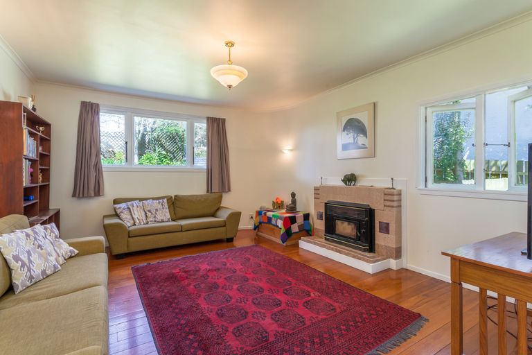 Photo of property in 14 Eastglen Road, Glen Eden, Auckland, 0602