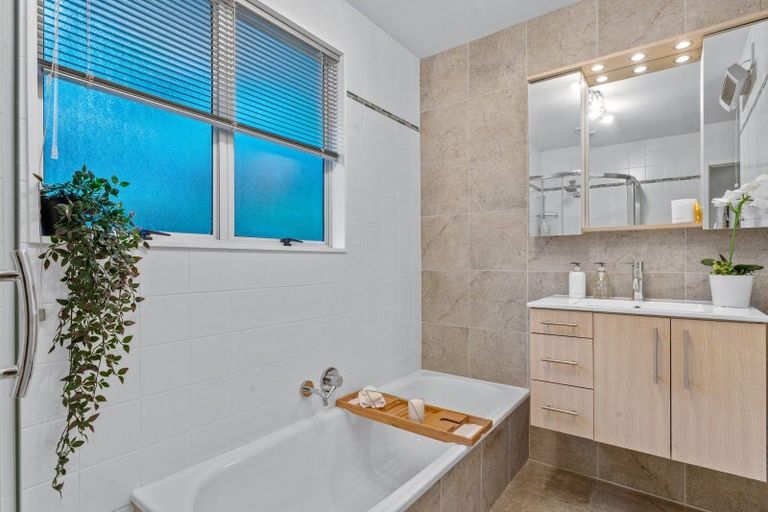 Photo of property in 15 Tableau Place, Totara Vale, Auckland, 0629