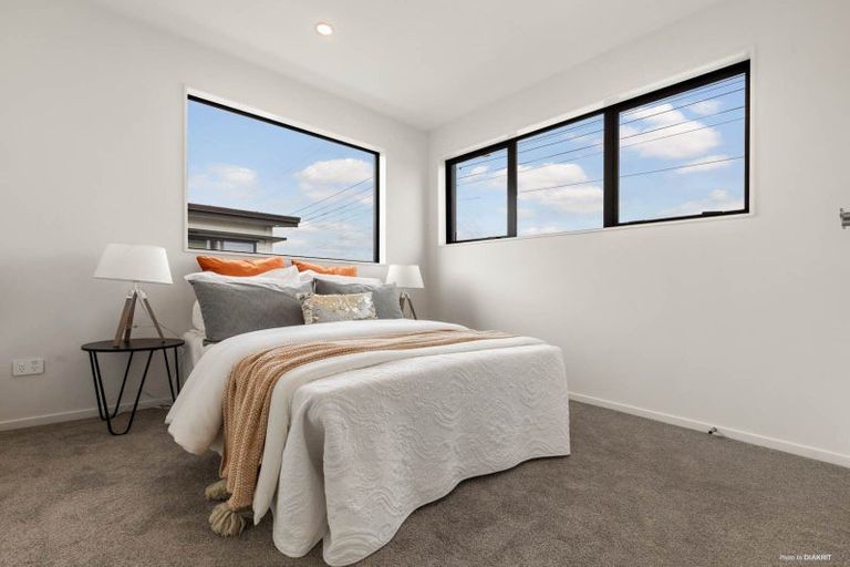 Photo of property in 2/145 Carlisle Road, Northcross, Auckland, 0632