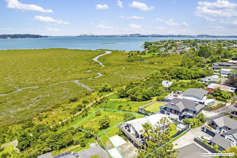 Photo of property in 33a Dawnhaven Drive, Te Atatu Peninsula, Auckland, 0610
