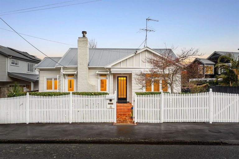 Photo of property in 10 Faulkner Road, Northcote Point, Auckland, 0627