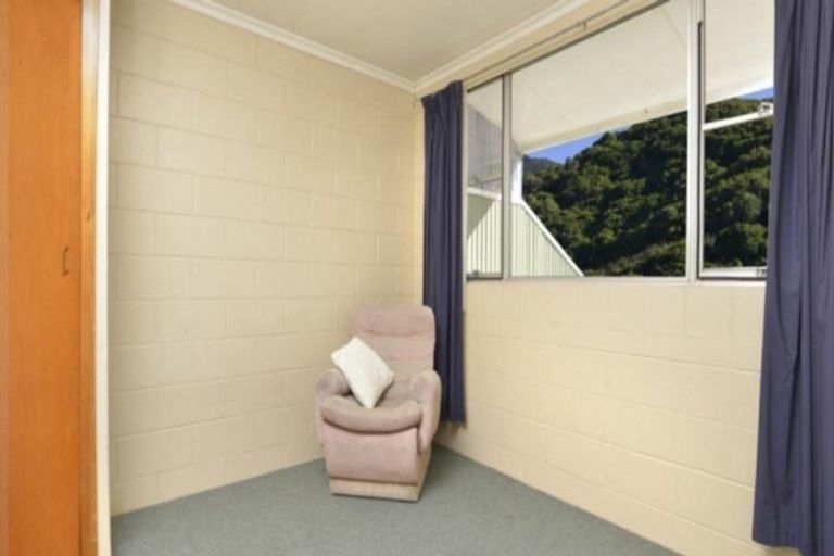 Photo of property in 2/1 Angle Street, Picton, 7220