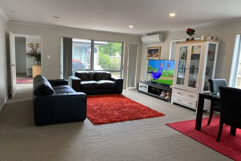 Photo of property in 8 Whekau Drive, Takanini, 2112