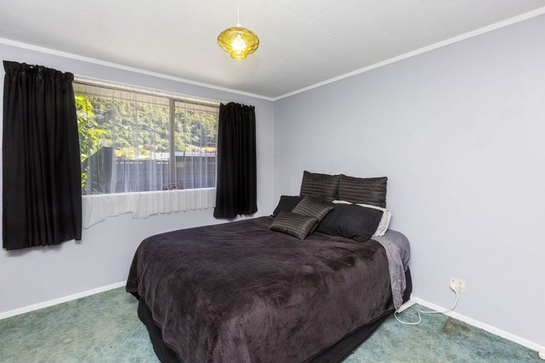 Photo of property in 9b Kansas Grove, Totara Park, Upper Hutt, 5018