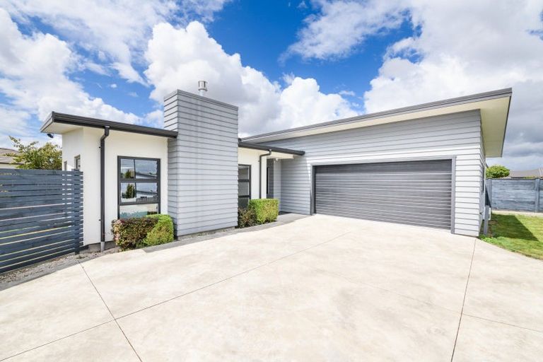 Photo of property in 32 Dogwood Way, Milson, Palmerston North, 4414