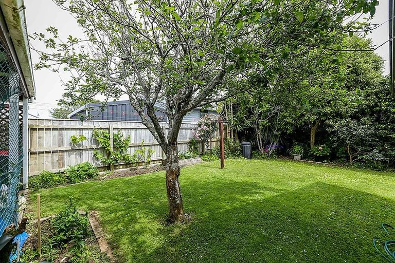 Photo of property in 25c Omata Road, Marfell, New Plymouth, 4310