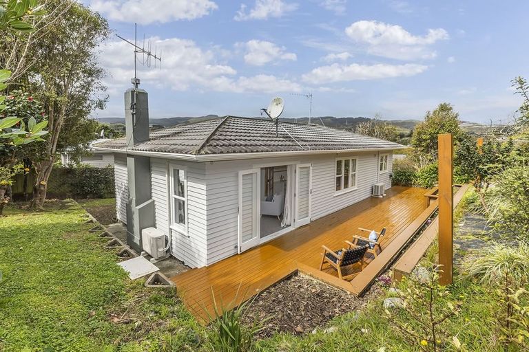 Photo of property in 9 Lane Crescent, Tawa, Wellington, 5028