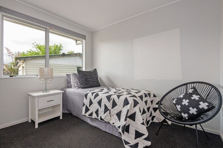 Photo of property in 32 Cumberland Place, Kelvin Grove, Palmerston North, 4414